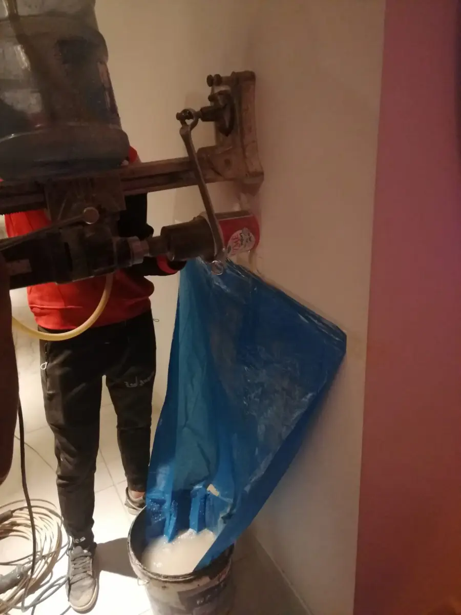Daire içinde karot alımı sırasında su ve çamurun kovaya yönlendirilmesi