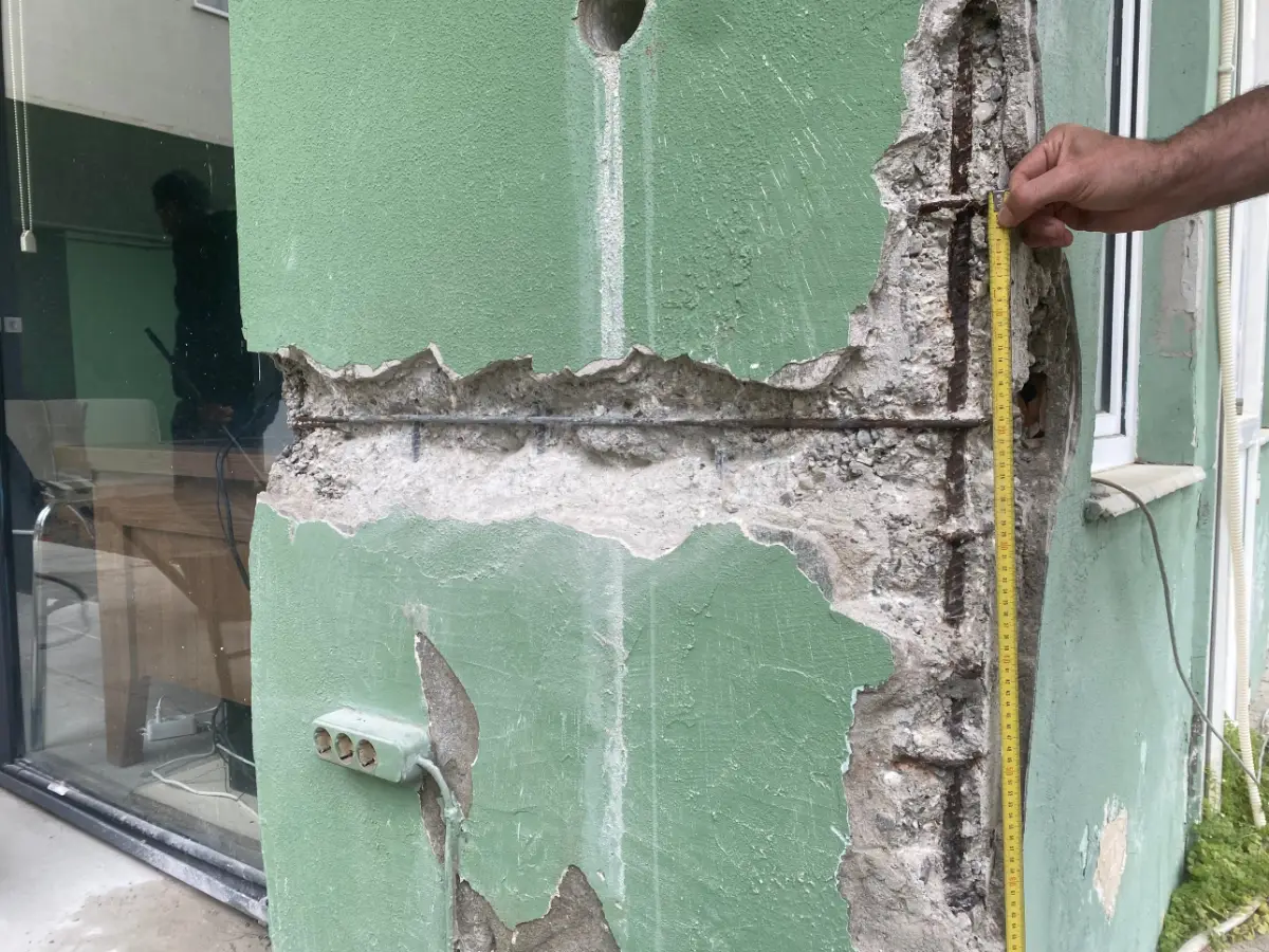 Mevcut binada sıyırma ile ortaya çıkarılan kolon donatısının ölçülmesi